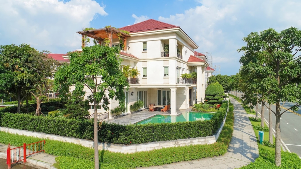 Căn biệt thự có diện tích lớn và có hồ bơi riêng