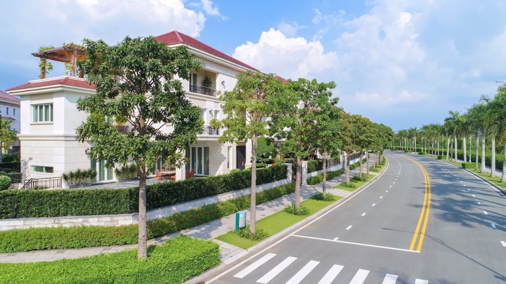 Đường trước rộng lớn và không hề bị che view, hướng Đông Nam rất mát mẻ