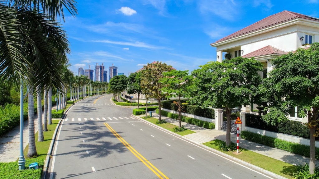 Khu biệt thự Sala là khu biệt thự Compound, an ninh nghiêm ngặt 24/7. Người ngoài muốn vào đều phải có hẹn trước với gia chủ.