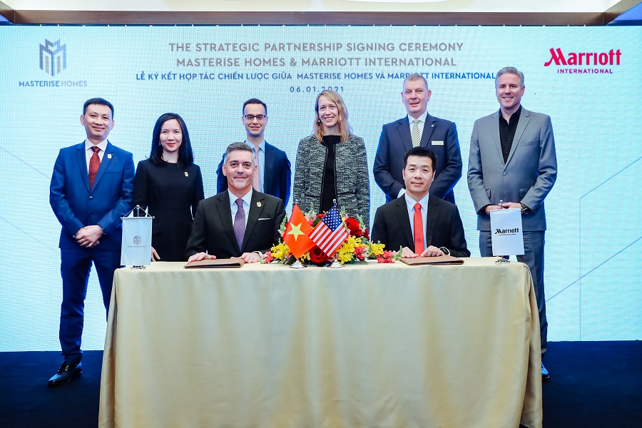 Đại diện Masterise Homes (từ trái qua: Ông Trần Quốc Hoài, Bà Nguyễn Hương Liên, Ông Jason Turnbull) & đại diện tập đoàn Marriott International (từ phải qua: Ông Justin Malcolm – Giám đốc điều hành khách sạn Le Méridien, Ông Scott Hodgetts – Giám đốc điều hành khách sạn Sheraton Saigon, Ông Hà Quốc Minh – đại diện tập đoàn tại Việt Nam) cùng khách mời danh dự phía Lãnh Sự Quán Hoa Kỳ tại Việt Nam (vị trí giữa: Ông Alexander Tatsis, Trưởng phòng Kinh tế) và đại diện Hiệp Hội Doanh Nghiệp Hoa Kỳ tại Việt Nam (vị trí giữa: Bà Mary Tarnowka, nguyên Tổng lãnh sự Hoa Kỳ tại Việt Nam, Giám đốc Hiệp Hội Doanh Nghiệp Hoa Kỳ tại Việt Nam) trong lễ ký kết