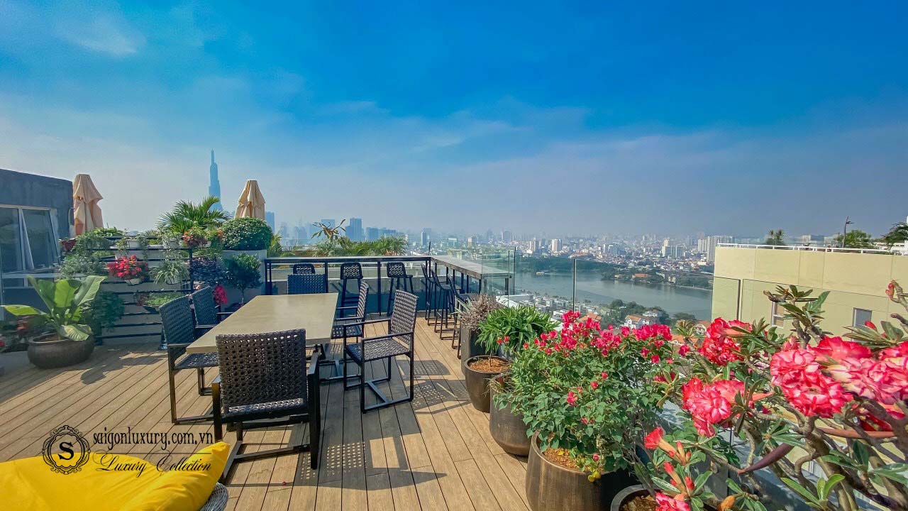 Một khoảng sân vườn của một căn hộ Penthouse tại Thảo Điền