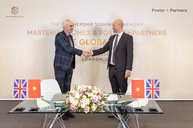 Ông Youssef Akila, Giám đốc Khối Thiết kế Masterise Homes (phải) và ông Gerard Evenden, Đối tác cấp cao, Giám đốc Studio của Foster + Partners tham gia ký kết hợp tác phát triển khu đô thị tiêu chuẩn quốc tế tại trung tâm TPHCM.