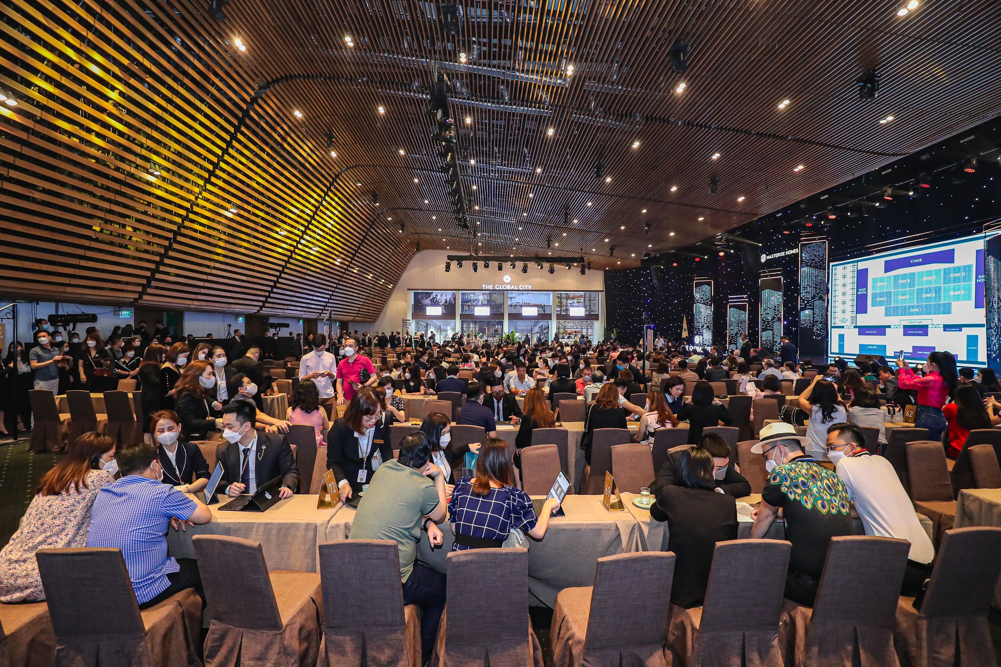 Khách hàng tại sự kiện mở bán đợt 1 Global City, 100% giỏ hàng đã bán hết