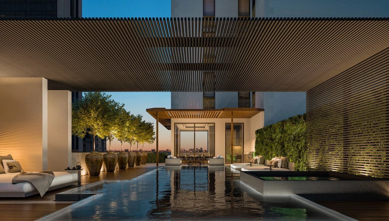 Penthouse chiếm toàn bộ tầng 20 của tòa nhà với tầm nhìn toàn cảnh ra công viên trung tâm. Theo tài liệu, căn hộ có đầy đủ tiện nghi ngoài trời như hồ bơi nước mặn riêng, giường sát hồ bơi và sân hiên. Ảnh: Douglas Elliman.