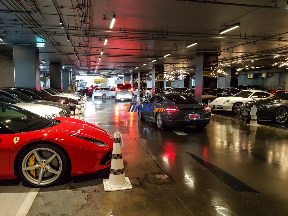Các công ty phục vụ giới siêu giàu, bao gồm Ferrari và các công ty mẹ của Dior, Louis Vuitton, Versace đang báo cáo doanh số bán hàng cao hoặc tăng dự báo lợi nhuận của mình