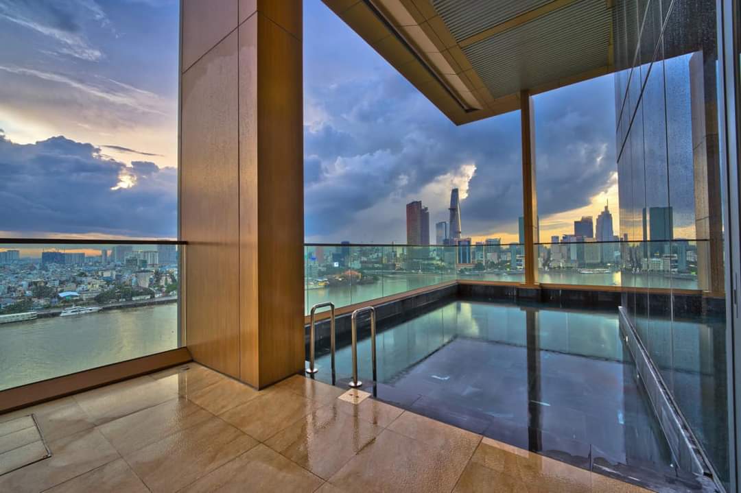 Căn Penthouse có hồ bơi riêng và view trực diện về sông Sài Gòn và trung tâm Quận 1