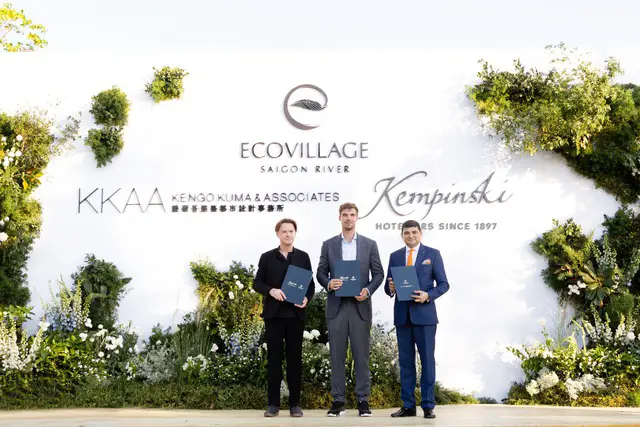 (Từ trái sang) Ông Marcin Sapecta - Phó tổng giám đốc Kengo Kuma & Associates, ông Mads Werner - Giám đốc đầu tư Ecovillage Saigon River, ông Manish Nambiar - Giám đốc Điều hành Khách sạn Siam Kempinski Bangkok, tại lễ ký kết chiều 28/4 ở Ecovillage Saigon River. Ảnh: Phong Anh