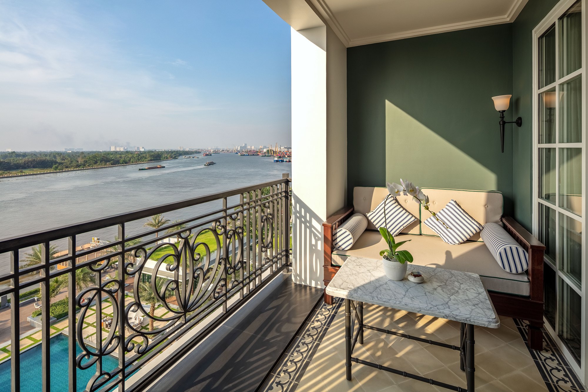 Phòng khách sạn Mia Saigon