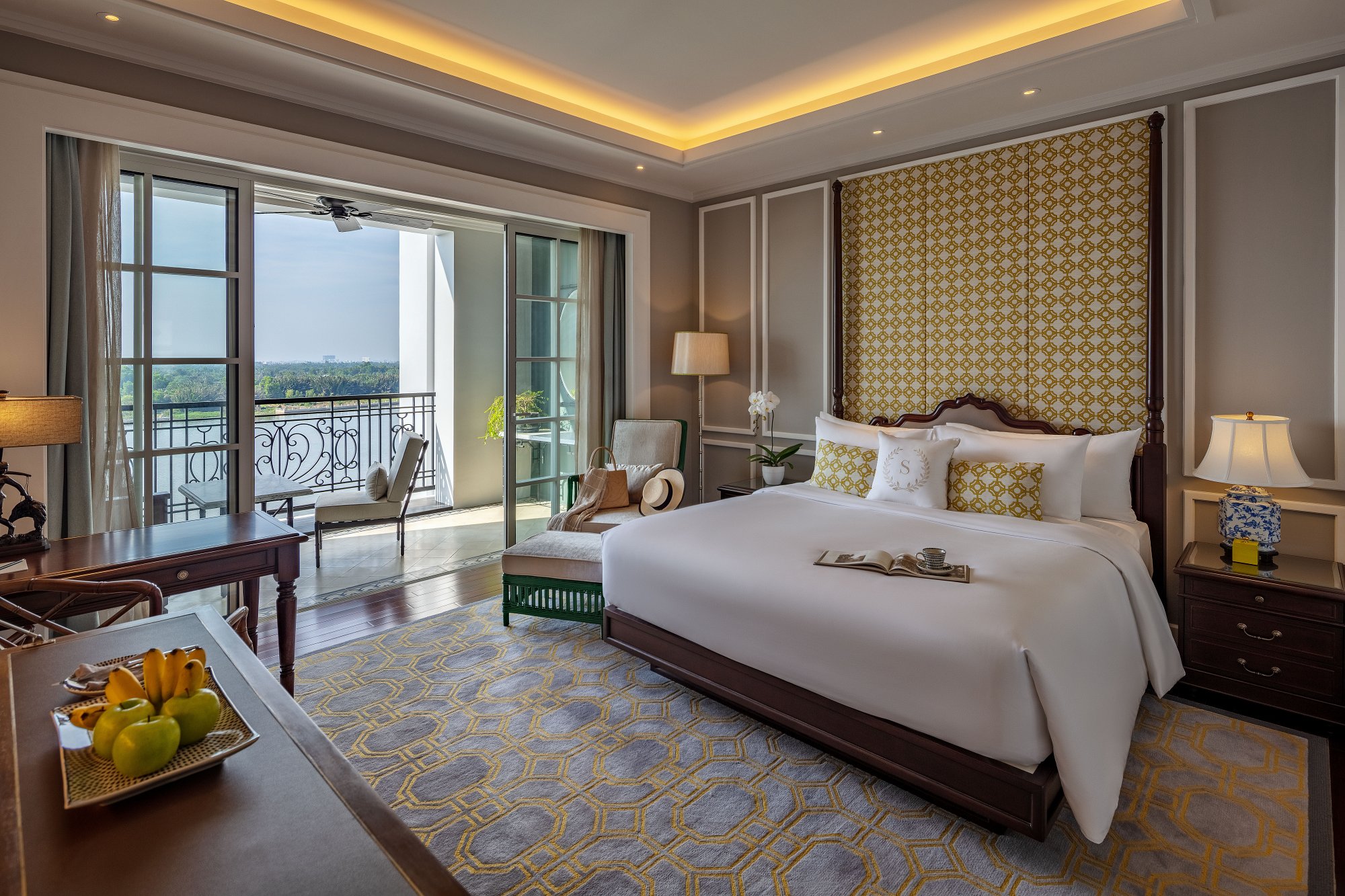 Phòng khách sạn rộng rãi và view trực diện sông Sài Gòn