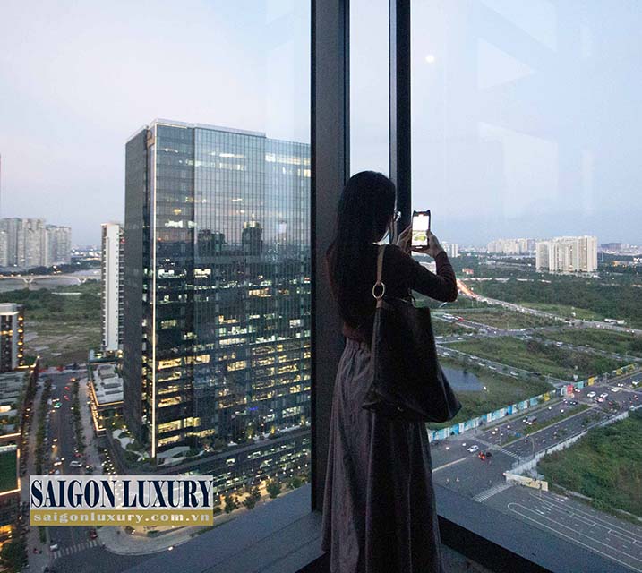 Khách hàng Saigon Luxury tham quan thực tế căn hộ Lofthouse tại dự án Opera Thủ Thiêm