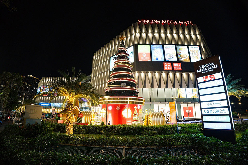 Cây thông Noel khổng lồ cao 17m tại Vincom Mega Mall Grand Park.