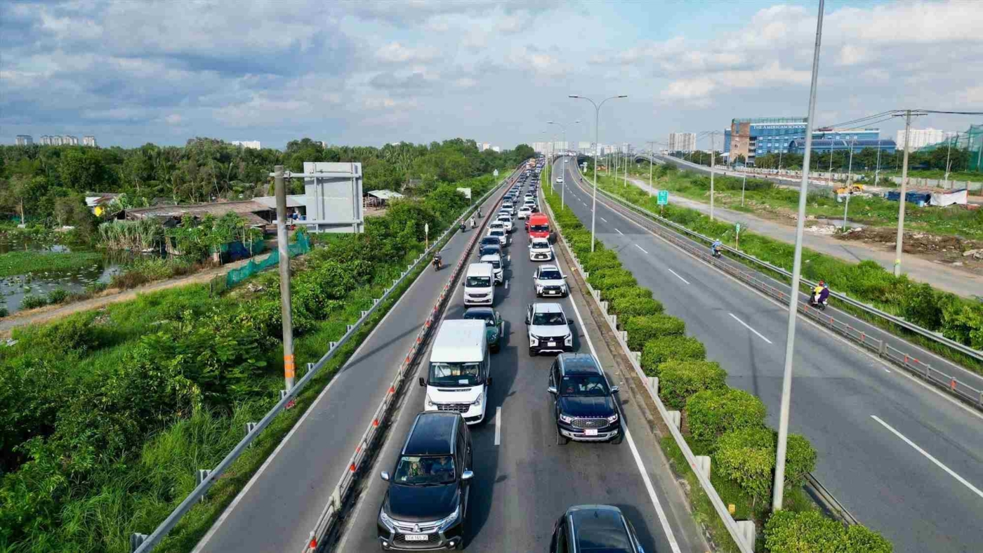 Đường dẫn cao tốc TPHCM - Long Thành thường xuyên ùn tắc. Ảnh: Anh Tú