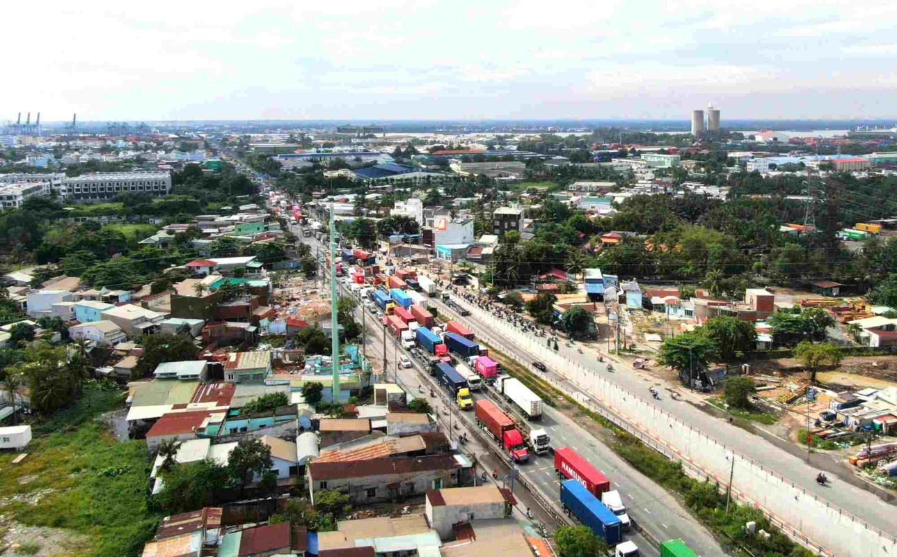 Kẹt xe đường Nguyễn Thị Định, nút ra vào cảng Cát Lái