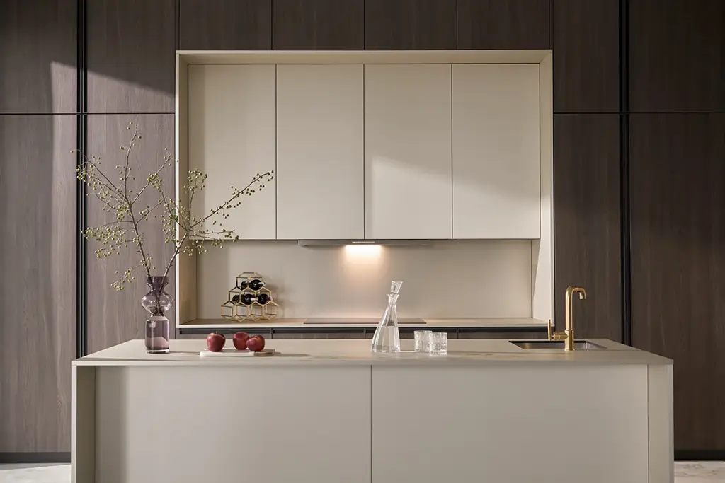 Khu vực bếp được thiết kế như tác phẩm nghệ thuật với màu vàng ánh kim.