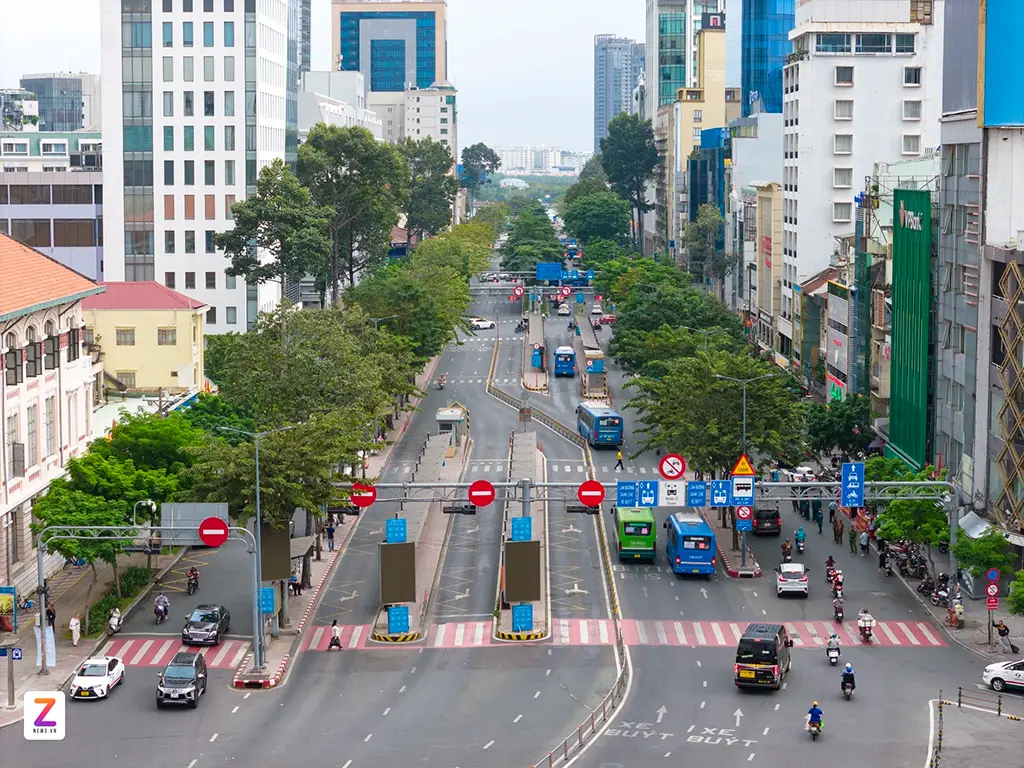 Ga Hàm Nghi được quy hoạch nằm trên trục đường Hàm Nghi, khu vực tập trung dày đặc các cao ốc văn phòng, trung tâm tài chính, thương mại và dịch vụ của phường Sài Gòn.