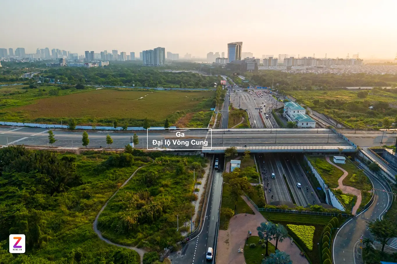 Sau đó tuyến metro số 2A sẽ băng ngang qua sông Sài Gòn tiến đến ga Đại lộ Vòng Cung được đặt trên trục giao thông chính của Khu đô thị mới Thủ Thiêm, nơi định hình không gian kiến trúc hiện đại với mật độ xây dựng thấp và nhiều mảng xanh.