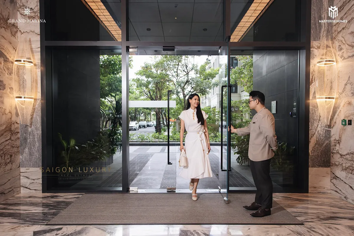 Hoa hau Ha Kieu Anh trai nghiem dich vu Quan gia Marriott tại Grand Marina Saigon